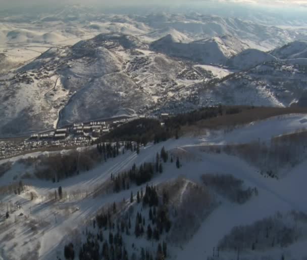 Luftaufnahme von schneebedeckten Bergen und Parkstadt utah — Stockvideo