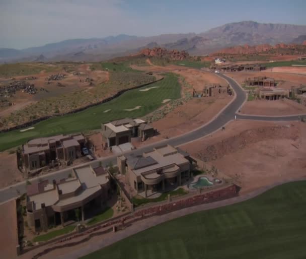Aerial shot of Mansions on desert golf course — Stock Video