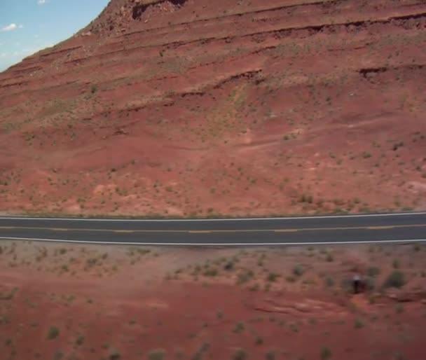 Foto aérea de Monument Valley Highway tambaleándose — Vídeos de Stock