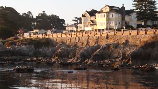 Casas sobre la costa rocosa al amanecer — Vídeo de stock