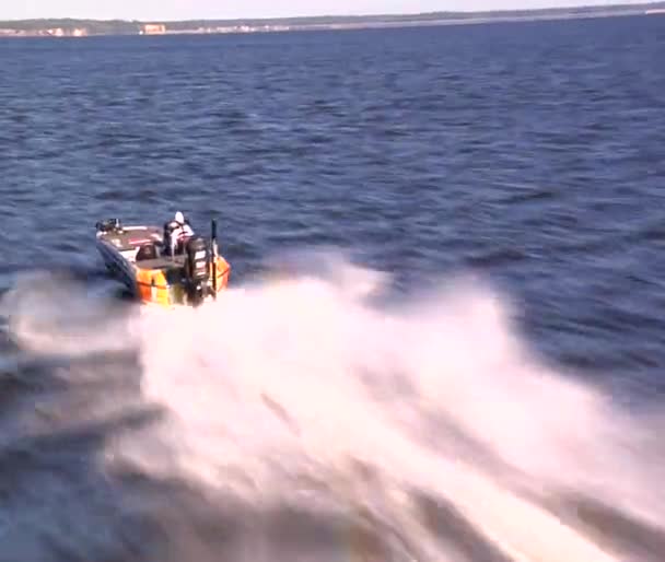 Tiro aéreo de barco de velocidade por trás — Vídeo de Stock