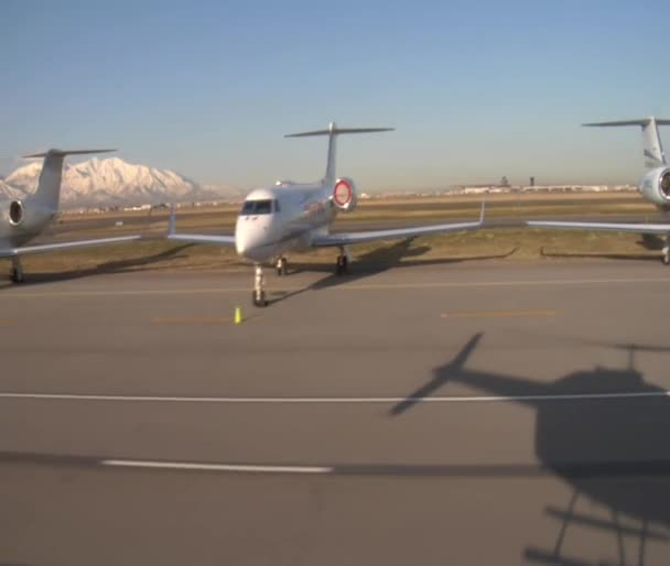 Ombre de l'hélicoptère passant par des jets privés — Video