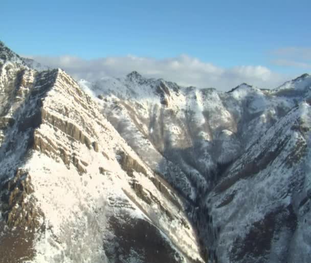 Foto aérea de montañas nevadas con nubes — Vídeo de stock