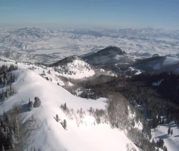 Tiro aéreo de montanhas nevadas — Vídeo de Stock