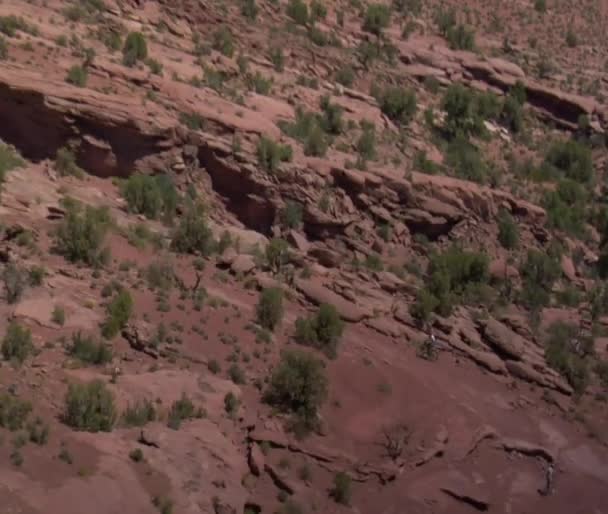 Zdjęcia lotnicze z redrock górskie Kolarstwo moab, utah — Wideo stockowe