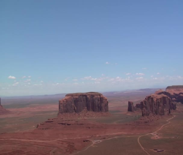 Luchtfoto van monument valley torenspitsen — Stockvideo