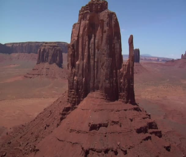 Foto udara dari Monument Valley mittens — Stok Video