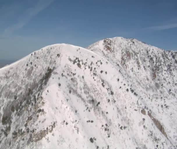 Letecký snímek zasněžené ridge a slané jezero údolí — Stock video