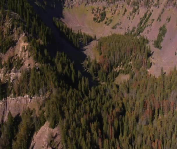 Luchtfoto van bergtoppen en cliff muren — Stockvideo