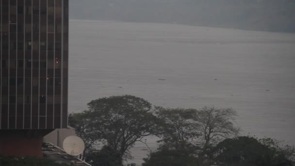 Річки Конго, з сучасної будівлі і човни — стокове відео