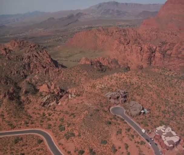 Аэросъемка особняков в пустыне — стоковое видео