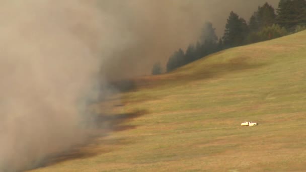 Firetruck háta felé tüzet úton — Stock videók