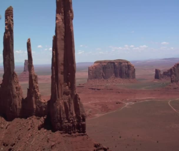 Vue aérienne des flèches de Monument Valley — Video