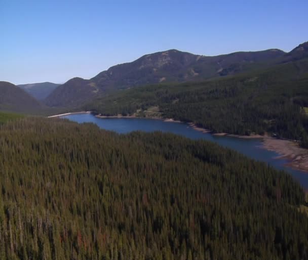 Aerial shot of Mountain Lake — Stock Video