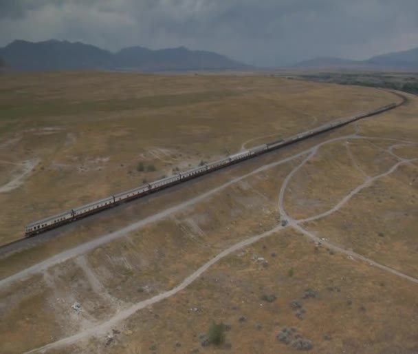 Hava atışı amtrak treni ve çöl kent — Stok video