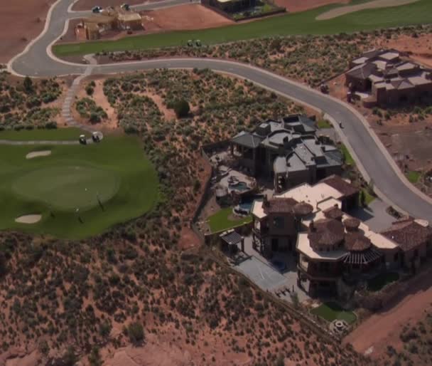 Aerial shot of Mansions on desert golf course — Stock Video