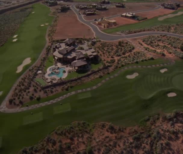Aerial shot of desert golf course mansion- high altitude — Stock Video