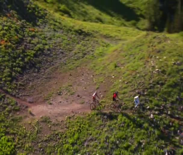 Aerial shot of three mountain bikers on Green Mountain — Stock Video