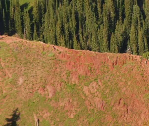 Aerial shot of three mountain bikers on Green Mountain — Stock Video