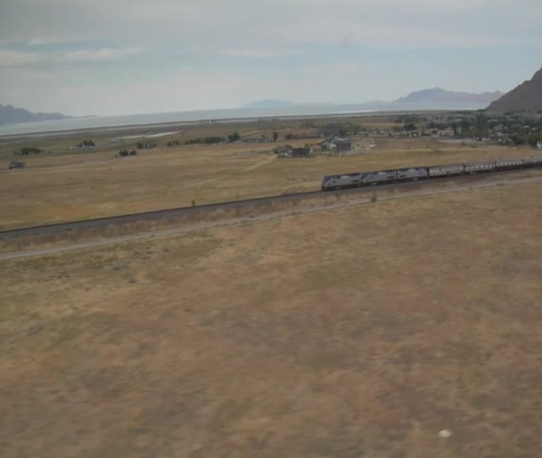 Aerial shot of Amtrak train and desert town — Stock Video