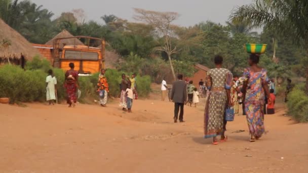 Afrikaanse plattelandsdorpje en dorpsbewoners — Stockvideo
