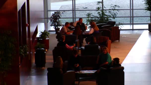 Orang-orang mengunjungi di lobi kantor — Stok Video