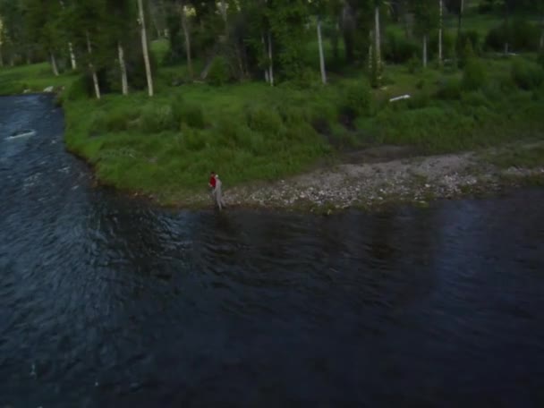 Vue aérienne de deux pêcheurs à la mouche 