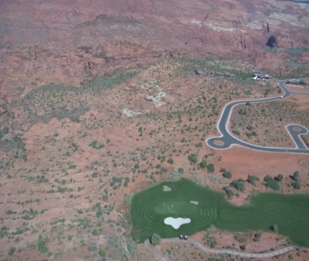 Aerial shot of desert golf course- high altitude — Stock Video