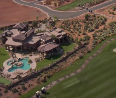 Köşkün çöl golf sahası üzerinde hava atış