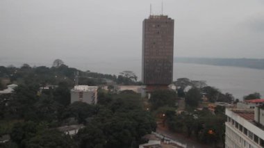 Kongo Nehri ile modern Binası