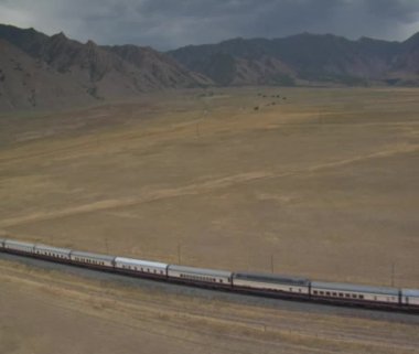 çöl dağlar ile havadan çekim amtrak tren