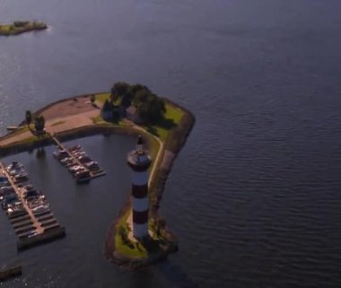 Deniz feneri köpüklü su ile hava atış uzaklaştırmak