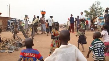 Çocuk Afrika pazarı yürürken