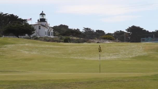 Phare un drapeau américain sur le terrain de golf — Video