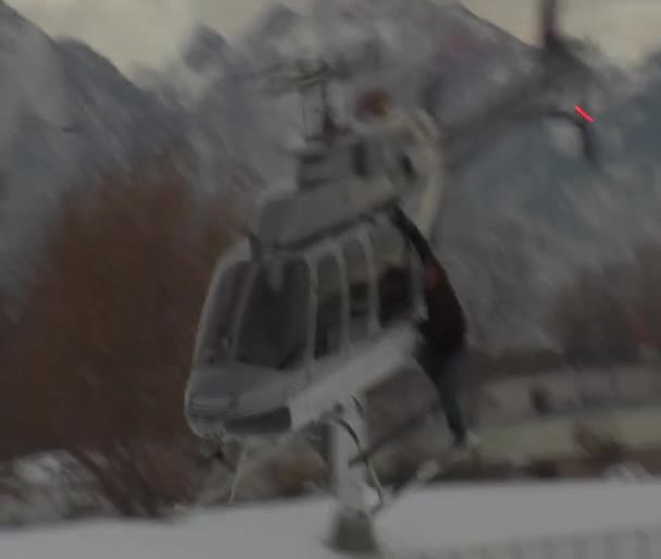 Stuntman hänger på sidan av spinning helikopter — Stockvideo