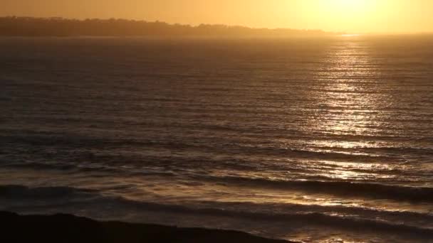 Olas del océano puesta de sol — Vídeo de stock