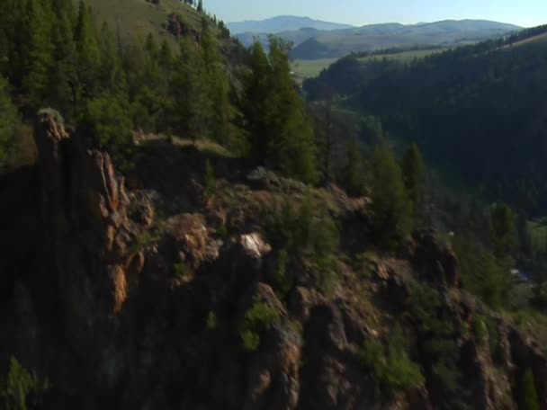 山岳地帯の崖とサミットの空中ショット — ストック動画