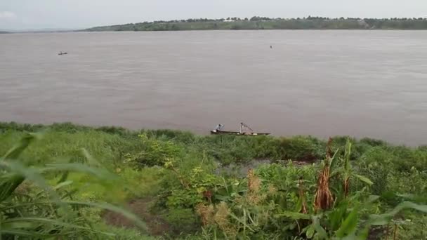 Le fleuve Congo avec des bateaux — Video