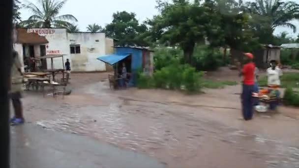 Bouncy tiro de conducción a través de África rural — Vídeos de Stock