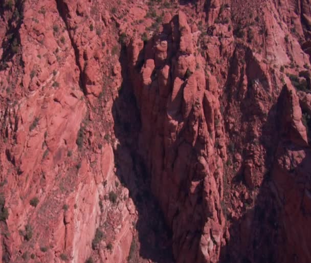 Luchtfoto van rode kliffen en bergen st. george, utah — Stockvideo