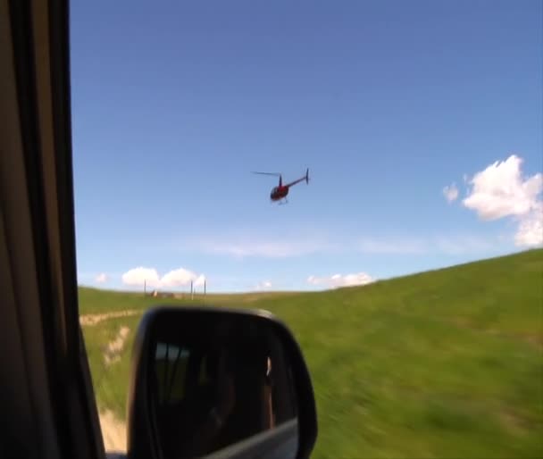 Вождение рядом с вертолетом — стоковое видео