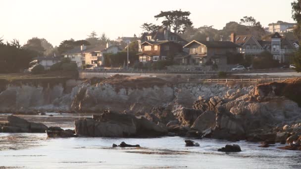 Casas acima da costa rochosa ao nascer do sol — Vídeo de Stock