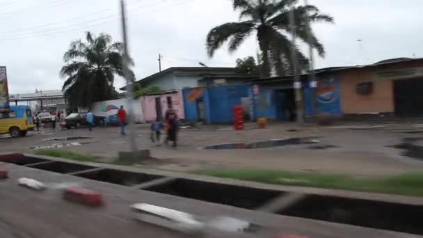 Gatuförsäljare i kinshasa demokratiska republiken Kongo — Stockvideo