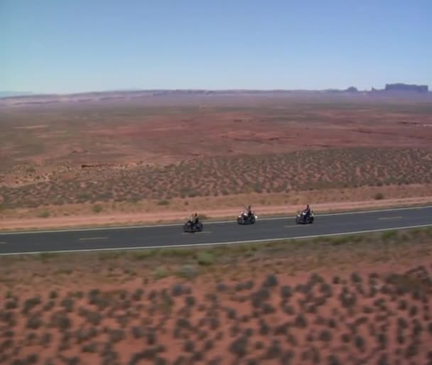 Monument valley karayolu üzerinde üç motosiklet hava atış — Stok video