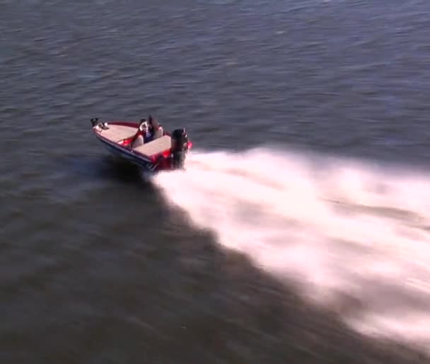 Luchtfoto van speedboot van bovenaf — Stockvideo