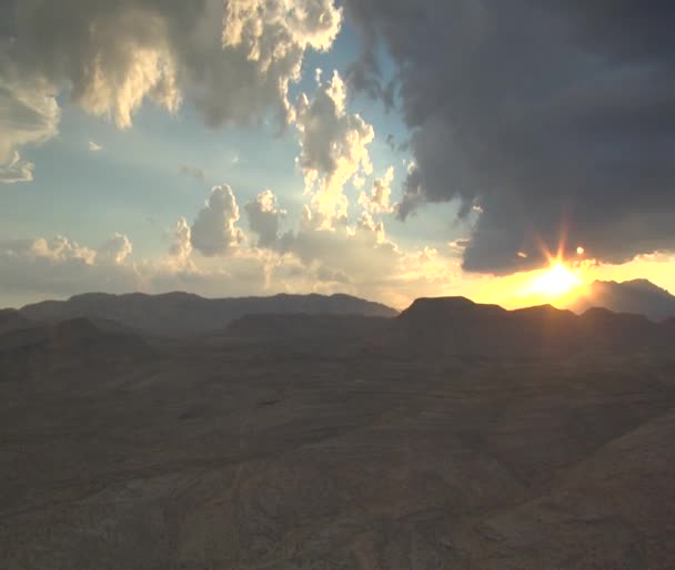 Vue aérienne du désert près de Las Vegas au coucher du soleil — Video