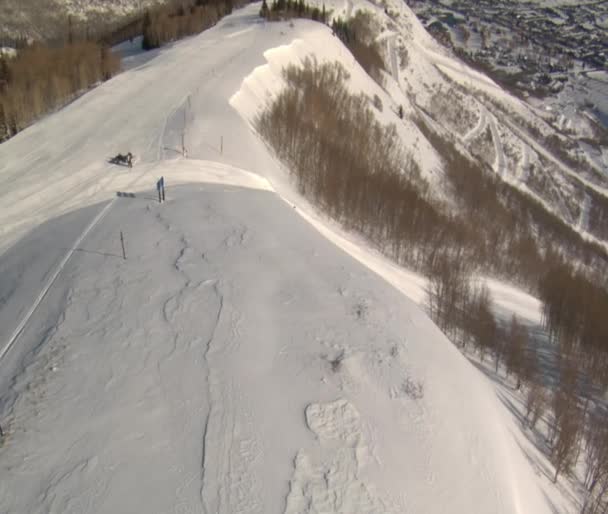 Luchtfoto van skiër — Stockvideo
