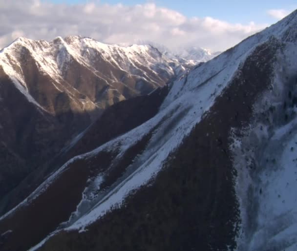 Tiro aéreo de cume nevado e montanhas — Vídeo de Stock