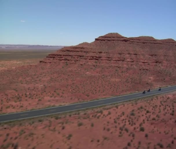 Monument valley karayolu üzerinde üç motosiklet hava atış — Stok video