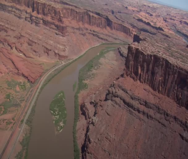 Toma aérea de acantilados de roca roja y río colorado — Vídeos de Stock